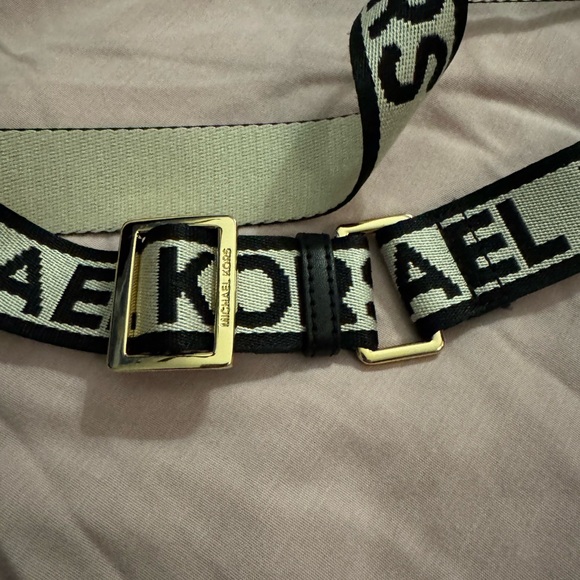 Michael Kors purse - Picture 3 of 6